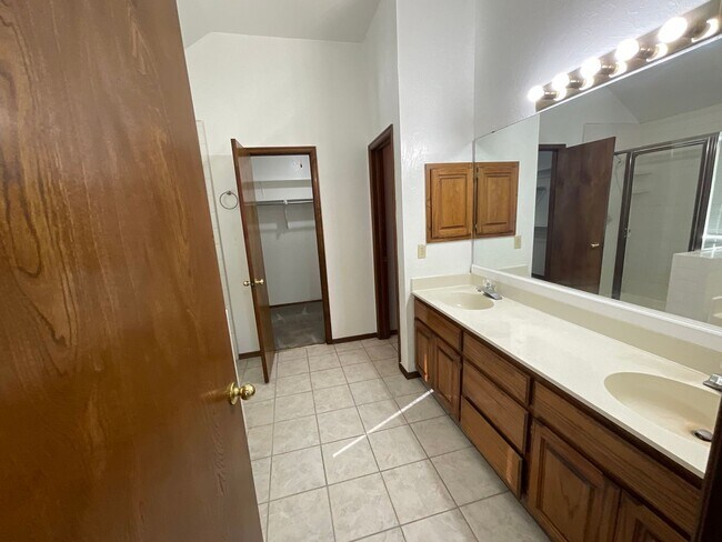 Building Photo - Spacious 3 bed, 2 bath, 2 living areas, 2 car garage