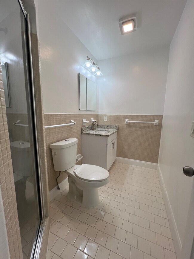 Building Photo - 2550 NE 51st St