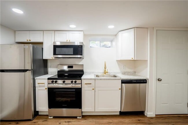 Primary Photo - 10 S Locust Ave