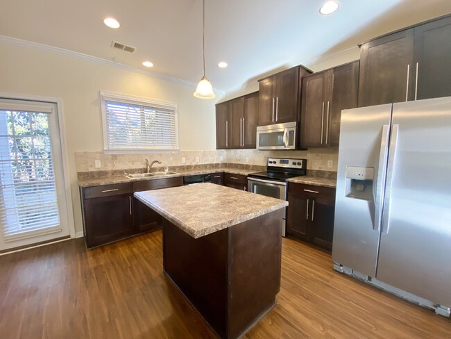 Building Photo - Move In Ready Town House Located in the Vi...