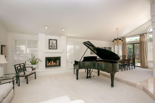 Building Photo - 5 bed 3 bath, 3500 sft in Tempe with pool