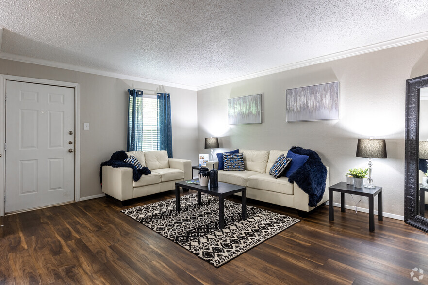 2BR, 2BA - 913SF - Living Room - Savannah Oaks Apartments