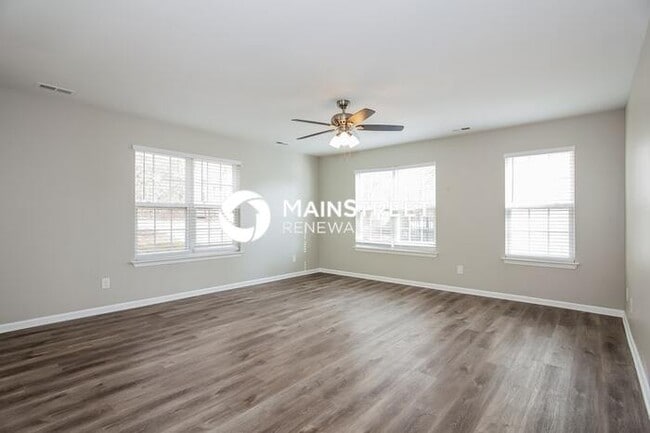 Building Photo - 4 Bedroom Pet-Friendly Home in Dallas, NC with Main Street Renewal