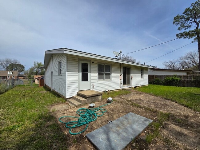 Building Photo - 3 bed 1 bath in Tecumseh!