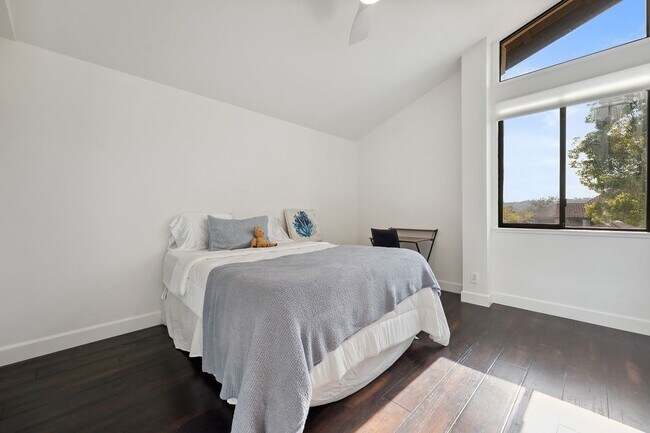 Building Photo - 4372 Park Vicente