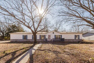 Building Photo - 5 Bed 2 1/2 Bath