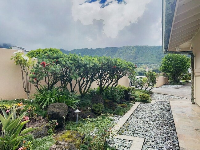 Building Photo - 2-Bedroom Executive Duplex in Serene Manoa...