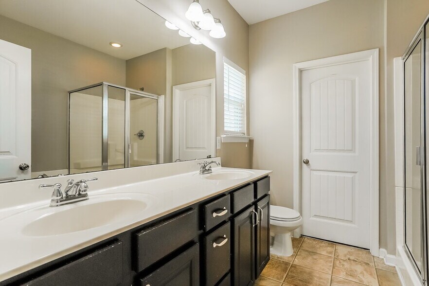 Building Photo - 636 Smith Ridge Way