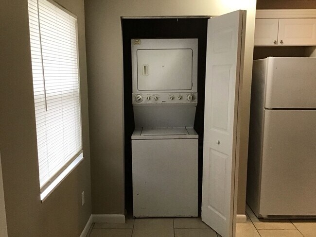 Building Photo - One Bedroom Apartment