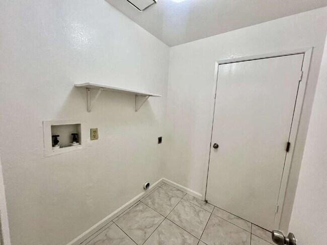 Building Photo - 827 Crested Dr