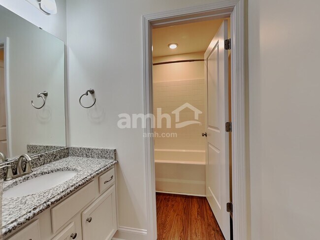 Building Photo - 4934 Trayton Ave