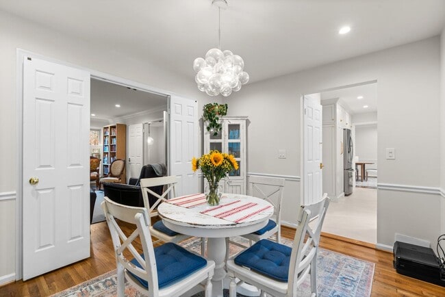 Building Photo - 4 Bed 4.5 Bath - Bethesda  Single Family Colonial - 2 Car Garage