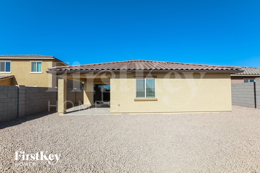 Building Photo - 967 W 20th St