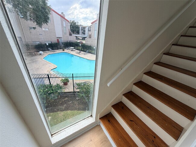 Building Photo - 10855 Meadowglen Ln