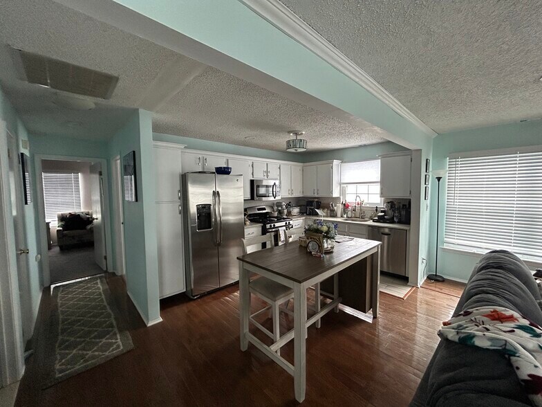 Building Photo - 182 Tulip Ln