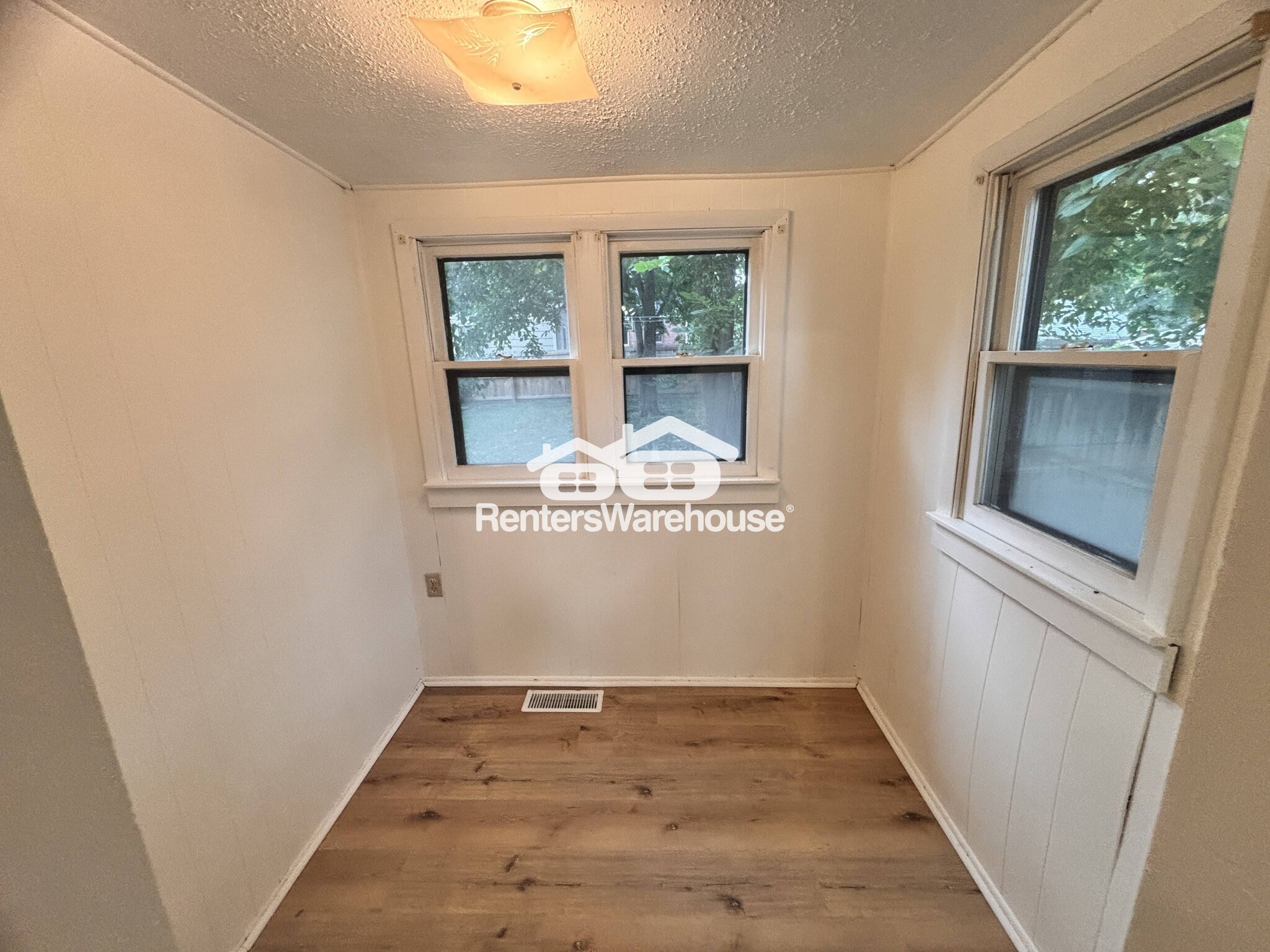 Building Photo - 1229 Merle Hay Rd