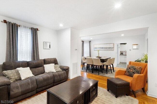 Building Photo - 60 Searing St