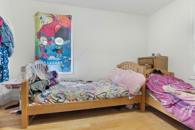 Building Photo - 157 River St