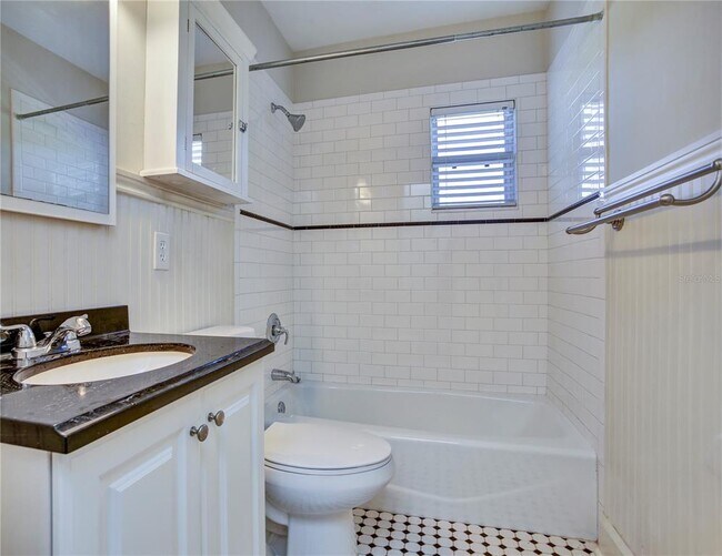 Building Photo - 404 S Westland Ave