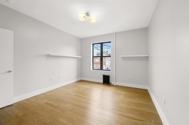 Building Photo - 839 E 19th St