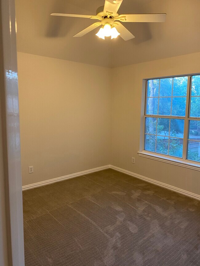 Building Photo - 306 Rivercove Dr