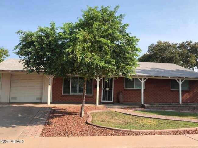 Primary Photo - 8134 E Mitchell Dr