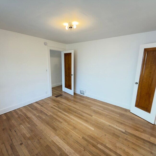 Building Photo - Charming 4 Bedroom on the SE Side!