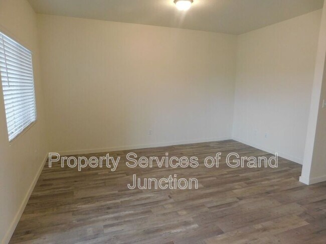 Building Photo - 668 Brookwillow Dr