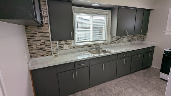 Building Photo - Charming 3-bedroom, 1-bathroom home located in the heart of Akron