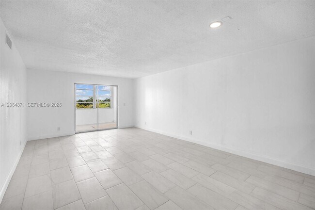 Building Photo - 2601 NE 3rd Ct