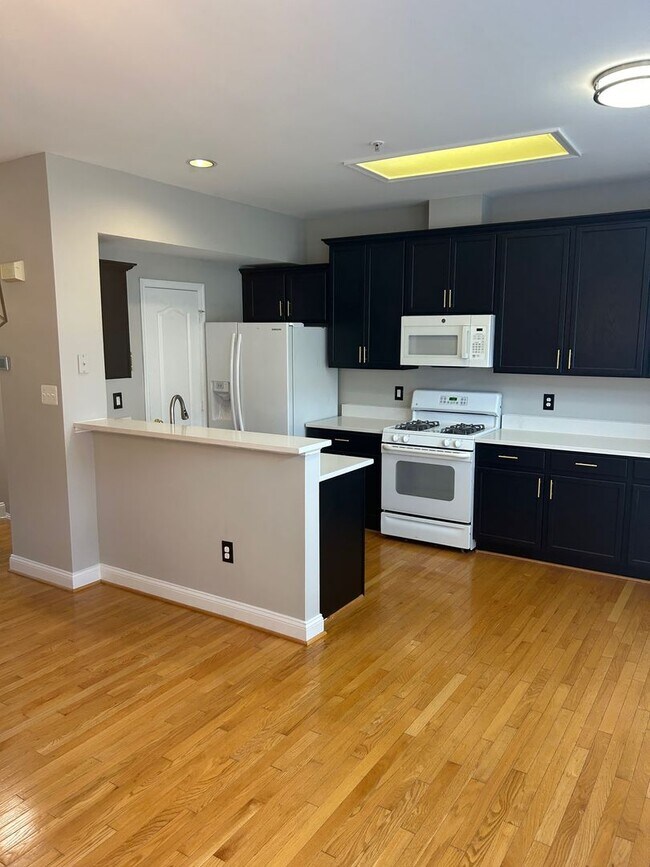 Building Photo - Clarksburg Townhouse