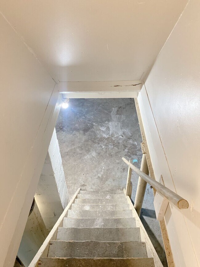 Building Photo - Move-in special. 3 bed 1 bath with a detached garage and large driveway $1250