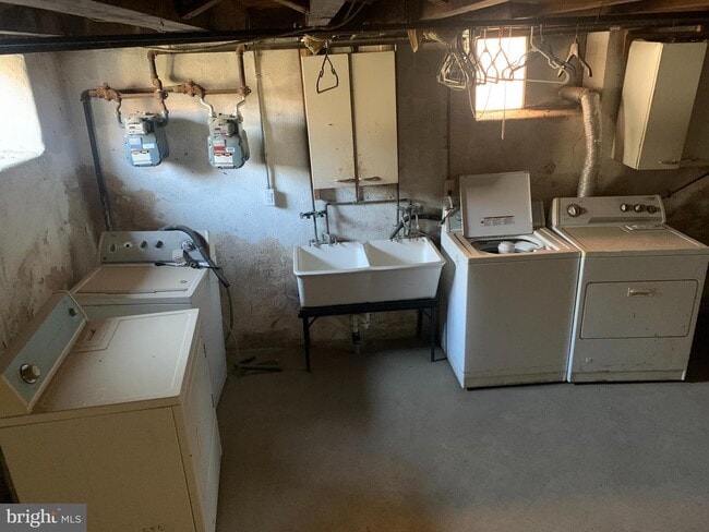 Building Photo - 3528 Arthur St