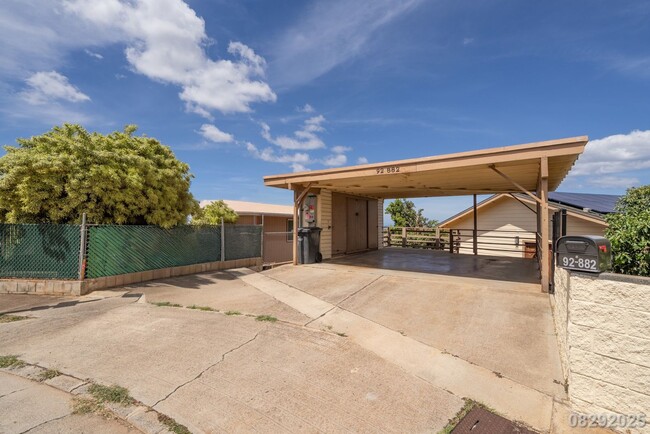 Building Photo - 3 Bedroom 3 Bathroom pet negotiable SFH in...