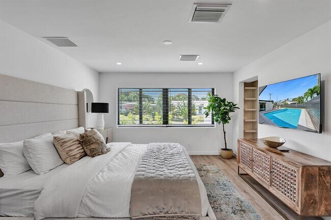 Building Photo - 5501 NE 18th Terrace