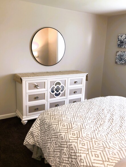 Bedroom - 4 N Hamilton St
