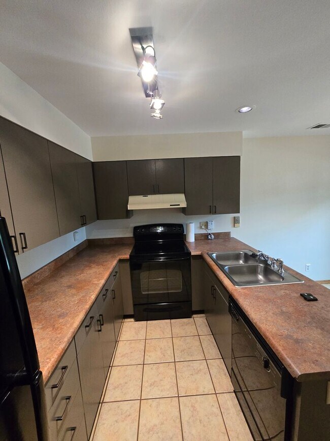 Building Photo - Super Clean and Private!