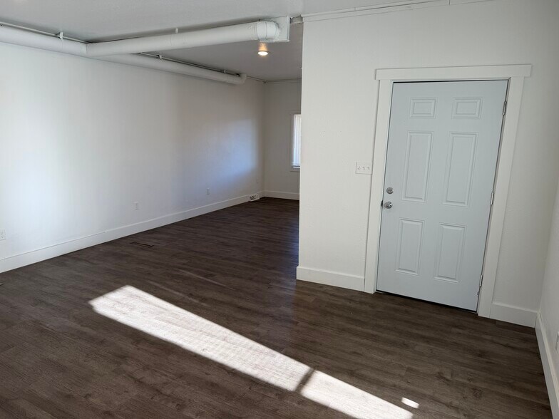 Building Photo - 533 S Dakota St