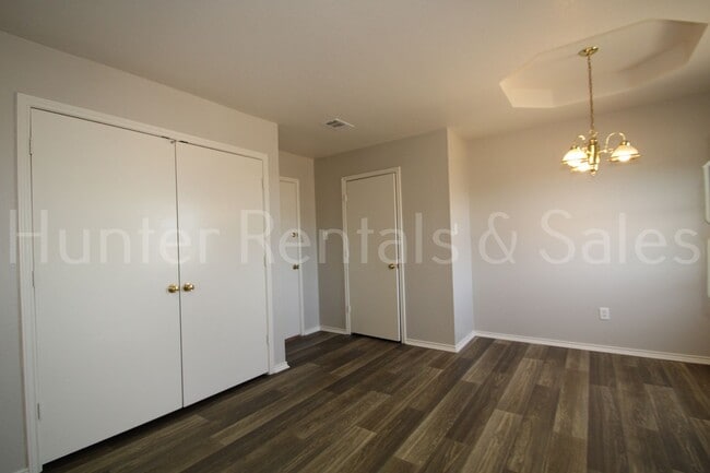 Building Photo - Spacious!