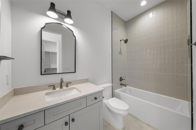 Building Photo - 5024 W Dickens Ave