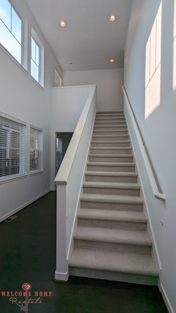 Building Photo - Beautiful open floorplan with FOUR large bedrooms and a cute office!!  AIR CONDITIONING!!!  NEW C...