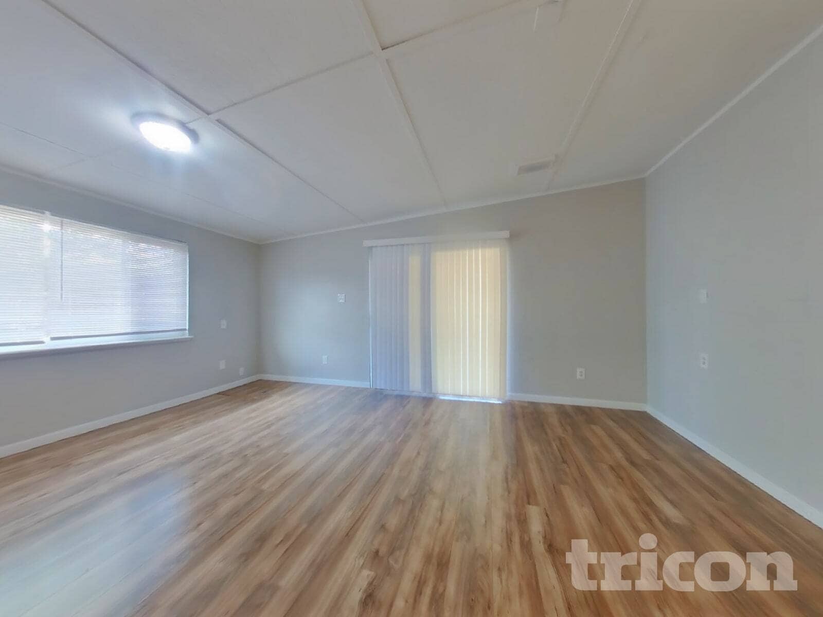 Building Photo - 402 E Pacific Ave