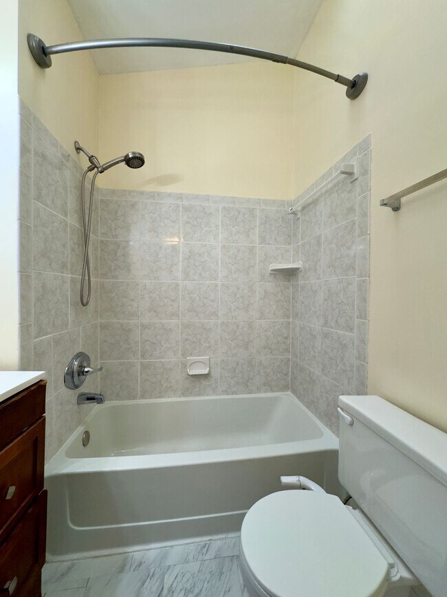 Building Photo - Spacious 4Bed/3.5Bath in Woodlawn