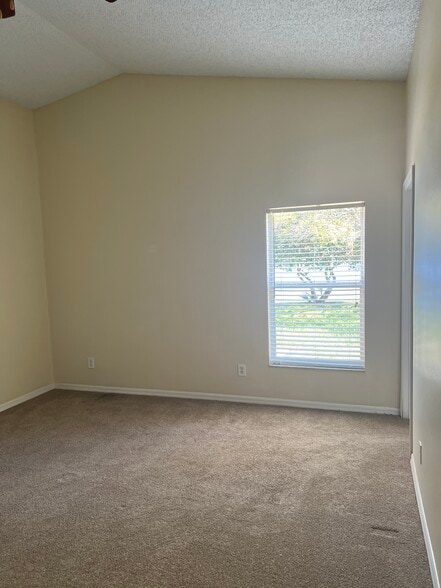 Building Photo - 833 Lake George Dr