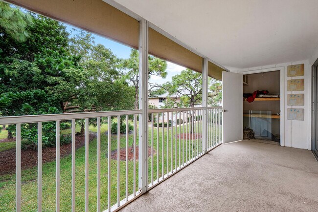Building Photo - 18081 SE Country Club Dr