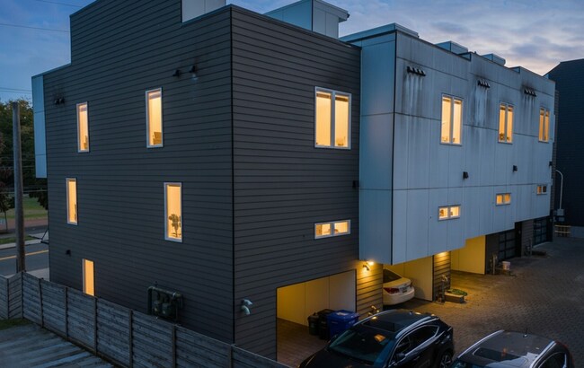 Building Photo - Three-Bedroom Townhouse on Queen Anne!!!!