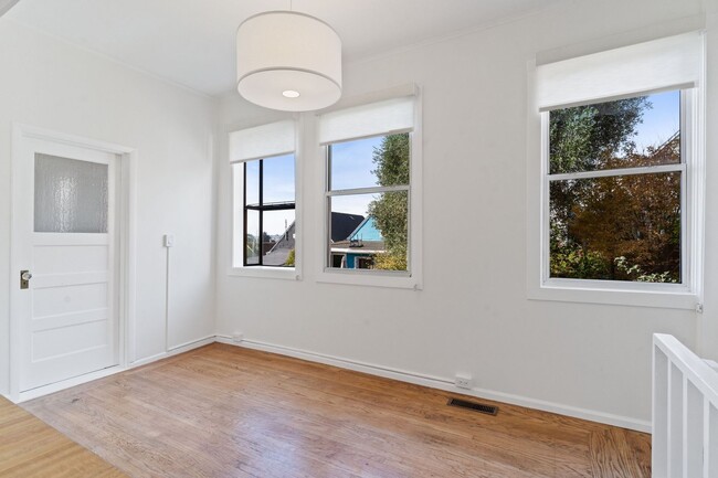 Building Photo - 2 Bed + Bonus Room + Office, 2 Bath Bernal...