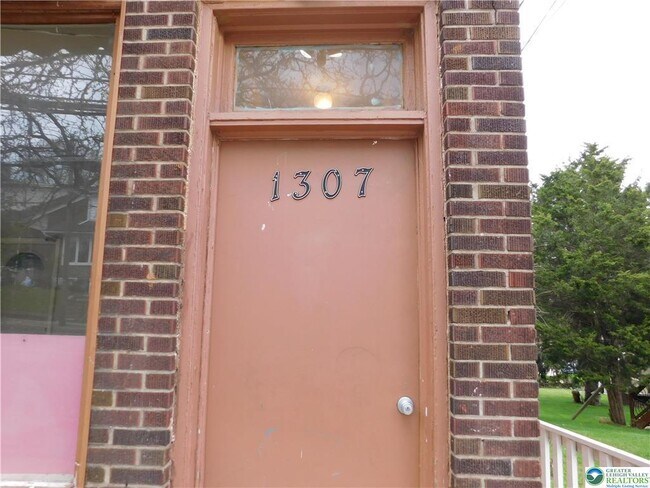 Building Photo - 1307 E 4th St