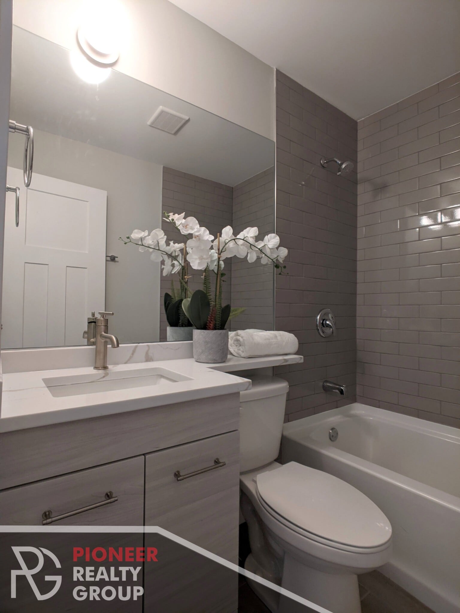 Building Photo - 456 W Barry Ave