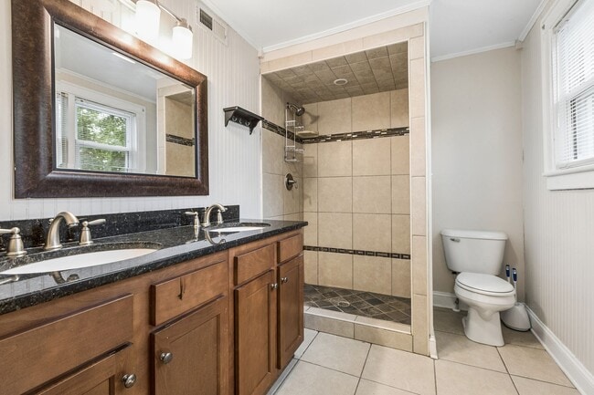 Building Photo - Water Views, Hampton, 3 bed 2.5 bath Ready Now!